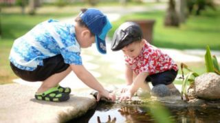 男の子水で遊ぶ